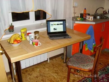 Konyhaasztalon csinál a kezét (jobb és olcsóbb vásárolt), DIY