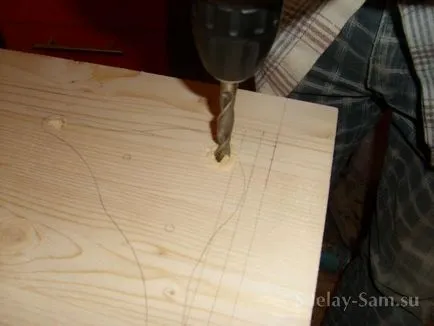 Konyhaasztalon csinál a kezét (jobb és olcsóbb vásárolt), DIY