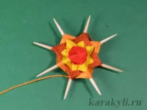 Mandala A szálat a kezében, irkál