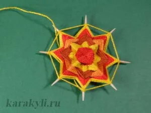 Mandala A szálat a kezében, irkál