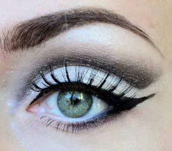Smink fekete szemhéjfesték lépésekben (fekete) Smink fekete szemhéjfesték lépésekben