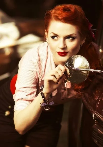 Smink stílusában pin-up - az igazi flörtöl! (Smink) Smink stílusában pin-up - az igazi flörtöl!