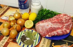 Levek ízletes sertésborda a sütőbe, és a grill (pác sertésborda a sütőben) Levek ízletes sertésborda a sütőbe, és a grill
