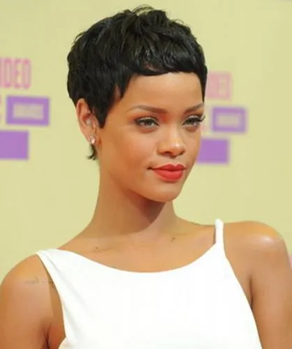 Divatos frizura Rihanna rövid és közepes haj (fotó), Fel