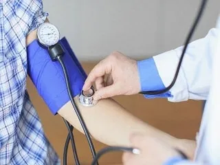 Melyik kézzel kell mérni a nyomást, és milyen gyakran meg lehet mérni a vérnyomást