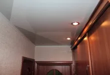 Stretch mennyezet a folyosón fotó design keskeny és hosszú, egy kicsit fényes, a Hruscsov