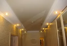 Stretch mennyezet a folyosón fotó design keskeny és hosszú, egy kicsit fényes, a Hruscsov