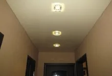 Stretch mennyezet a folyosón fotó design keskeny és hosszú, egy kicsit fényes, a Hruscsov