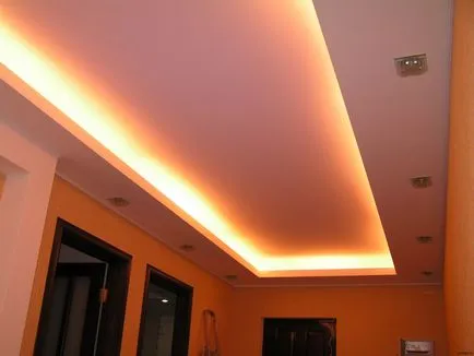 Stretch mennyezet a folyosón fotó design keskeny és hosszú, egy kicsit fényes, a Hruscsov