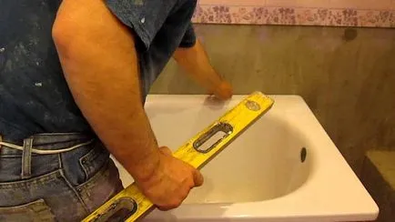 Láb öntöttvas kád telepítését öntöttvas kezük