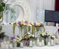 Így esküvői asztalra menyasszony és a vőlegény fotó 100