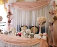 Így esküvői asztalra menyasszony és a vőlegény fotó 100