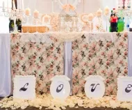 Így esküvői asztalra menyasszony és a vőlegény fotó 100
