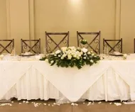 Így esküvői asztalra menyasszony és a vőlegény fotó 100