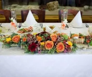 Így esküvői asztalra menyasszony és a vőlegény fotó 100