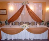 Így esküvői asztalra menyasszony és a vőlegény fotó 100