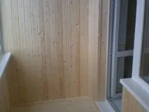 Díszítő erkélyek kezük egy fotón, a jobb belső loggia hüvelyébe
