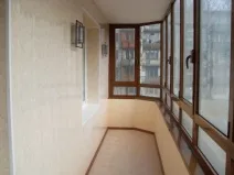 Díszítő erkélyek kezük egy fotón, a jobb belső loggia hüvelyébe