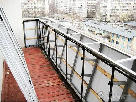 Balkonok kezük fotó