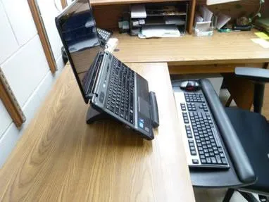 Ahhoz, hogy megtanulják, hogyan kell csatlakoztatni a billentyűzetet egy laptop