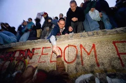A leomlott a berlini fal