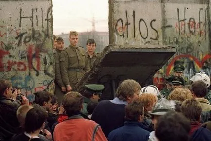 A leomlott a berlini fal