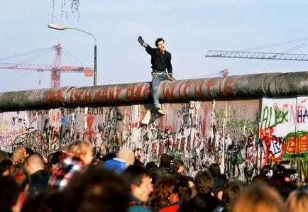 A leomlott a berlini fal