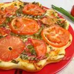 Pizza sonkával, sajt és paradicsom, a recept (paradicsom nyers sonka) Pizza sonkával, paradicsommal, sajttal recept