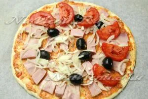 Pizza sonkával, sajt és paradicsom, a recept (paradicsom nyers sonka) Pizza sonkával, paradicsommal, sajttal recept