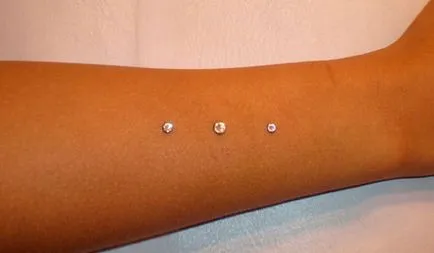 Piercing kéznél különösen szúrja veszély és fotó (kar) Piercing viszont különösen szúrások, veszély és képek