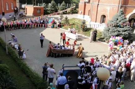 Az első iskolai csengő szeretne tartani ünnepélyes vonal (iskola) Az első iskolai csengő, amikor egy ünnepélyes vonal