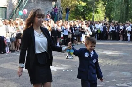 Az első iskolai csengő, amikor egy ünnepélyes vonal (call) Az első iskolai csengő, amikor egy ünnepélyes vonal