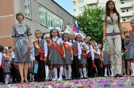 Az első iskolai csengő szeretne tartani ünnepélyes vonal (iskola) Az első iskolai csengő, amikor egy ünnepélyes vonal