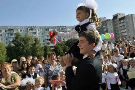 Az első iskolai csengő, amikor egy ünnepélyes vonal (iskolai csengő) Az első iskolai csengő, amikor egy ünnepélyes vonal