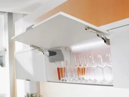 Zsanérok konyhaajtóként típusú pántok sarok szekrények a konyhában, mint a konzol helyesen