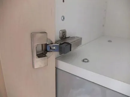 Zsanérok konyhaajtóként típusú pántok sarok szekrények a konyhában, mint a konzol helyesen