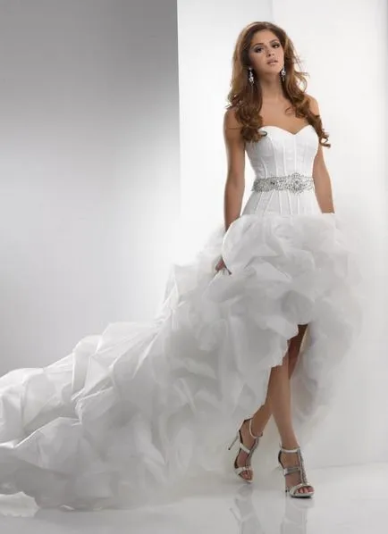 Dress egy vonat nyitott lábakkal esküvő, este, nyári modell