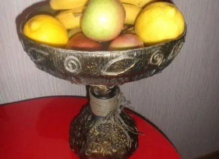Crafts újrahasznosított anyagokból a kezüket egy iskolában képet (a) Crafts újrahasznosított anyagokból a kezüket egy iskolában fotó