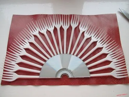 Crafts újrahasznosított anyagokból a kezüket egy iskolai fotó (kéz) Crafts újrahasznosított anyagokból a kezüket egy iskolában fotó