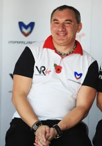 Keresni, hogy mit csinálnak a lány