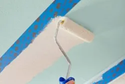 A mennyezet a fürdőszoba (kád) A mennyezetet a fürdőszobában