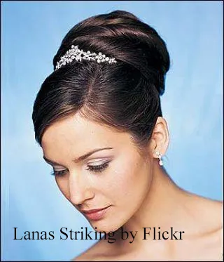 Frizura a tiara, peremes, a koszorú az esküvő (felni) Frizura a tiara, peremes, a koszorú egy esküvő