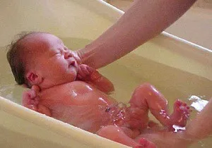 Cum să se scalde un copil nou-născut pentru primele recomandări de timp pentru parinti (temperatura la care scaldă nou-născut) Cum să se scalde un copil nou-născut pentru primele recomandări de timp pentru părinți