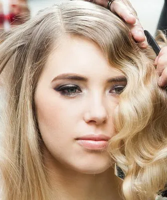 Cum de a face valuri pe parul cu ajutorul instalare de călcat și video pe diferite lungimi de par (styling) Cum de a face valuri pe părul cu ajutorul călcat și styling video de păr de lungimi diferite