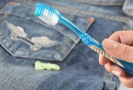 Cum de a elimina guma de mestecat de la îmbrăcăminte la guma acasă deducem (îmbrăcăminte) Cum de a elimina guma de mestecat de la îmbrăcăminte la casa gumă deducem