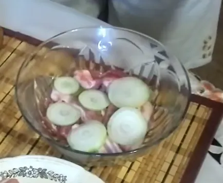 Cum delicioase frigarui marinate de carne de porc - 10 dintre cele mai delicioase marinatele la carne a fost moale și