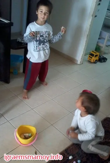 călătorie de piatră sau erau pietre de pe teren, joaca cu mama