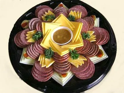 Carne de tăiere pe o masă festivă la domiciliu