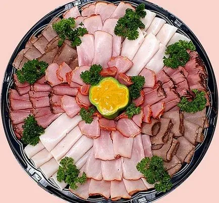Carne de tăiere pe o masă festivă la domiciliu
