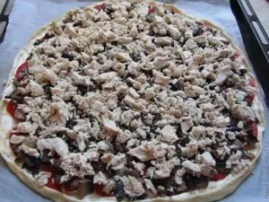 Pizza cu ciuperci și pui de pe aluat subțire